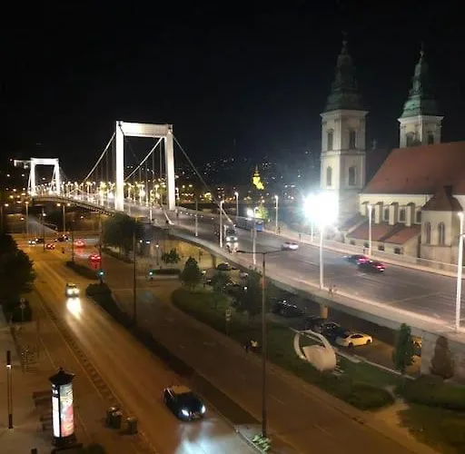 & Danube View Apartmán